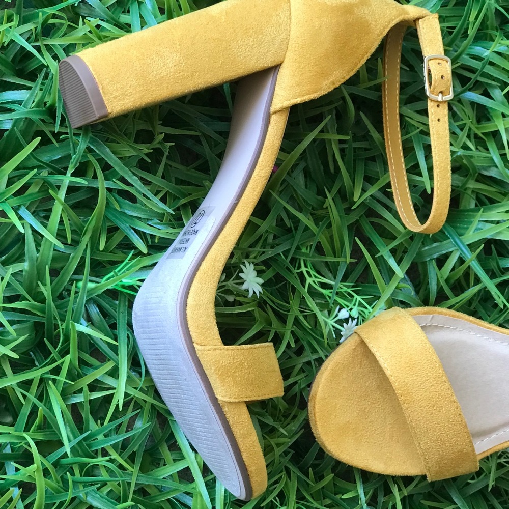 1 left! DELICIOUS Yellow Suede Ankle Strap HEEL 8 - Picture 4 of 7